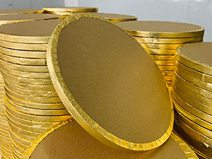 Wrap the paper around the cake tin (5)