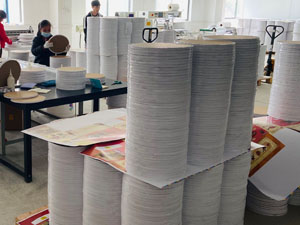 Cover the cake board with glue and aluminum foil